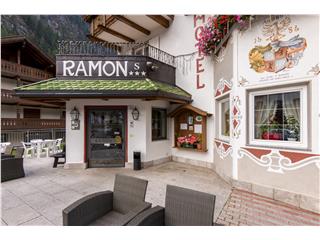 Hotel Ramon***s - Unser Hotel im Fassa Tal mit Wellness-Zentrum schenkt Ihnen einen unvergesslichen Urlaub voller Sport, Kultur, Traditionen und Spaß. Die Bernard-Familie empfängt ihre Gäste seit 50 Jahren und schenkt ihnen einen gemütlichen Urlaub voller Aufmerksamkeit.

Das Hotel Ramon liegt in der Nähe der Seilbahn Col Rodella. Somit erreichen Sie sehr schnell alle Skipisten des Sella Ronda (40 Km Skipisten) und des Dolomiti Superski, der, mit 12 Ski-Gebieten und 1200 km Skipisten, eines der größten der Welt ist. Im Sommer können Sie sehr schnell höher steigen und jeder Art Ausflüge und Klettersteige machen.

