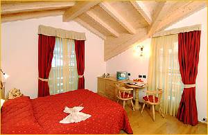 Rooms - Warm and cozy rooms with wooden floors and furniture typical of our region.

We have two or three bedrooms rooms equipped with satellite TV, telephone, safe deposit box, mini bar and internet point.

Connecting and superior rooms are also available.